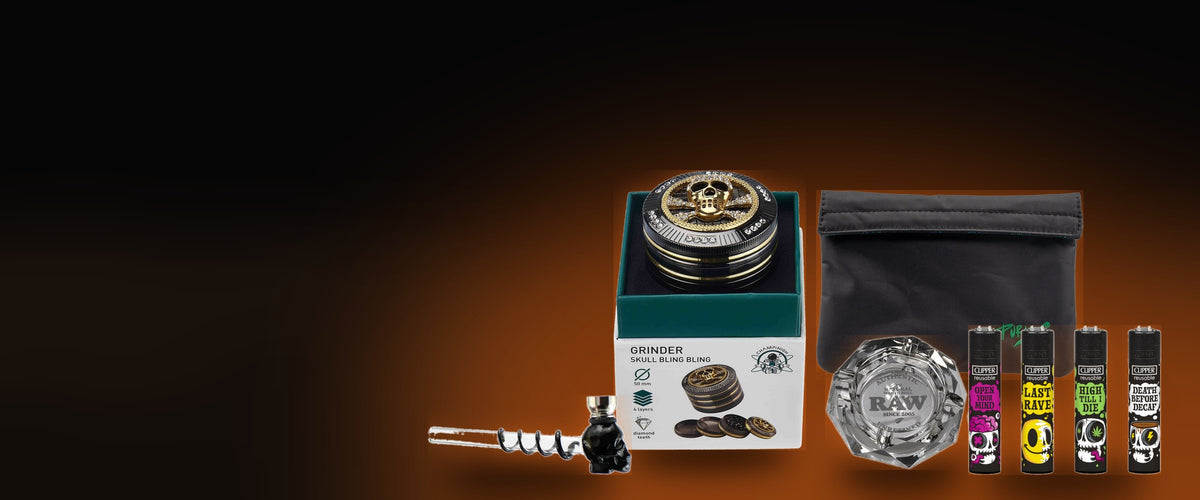Halloween-Sets: Bling Bling Skull Grinder, Skull-Glaspfeife, RAW Ascher The Dark Side, Purize Tasche und Clipper Skull